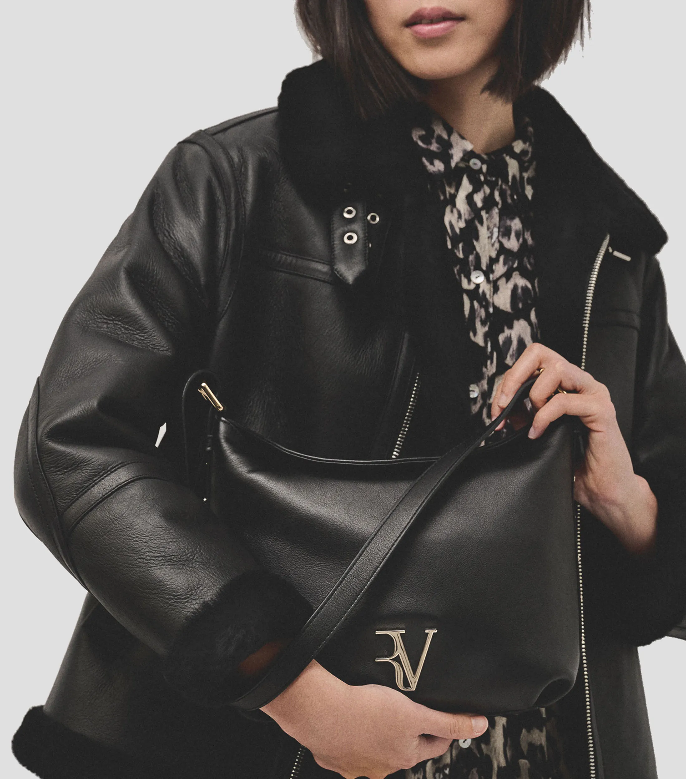 4353_Roberto Verino Bolso Hobo negro en piel Mafalda con estoperoles Mujer