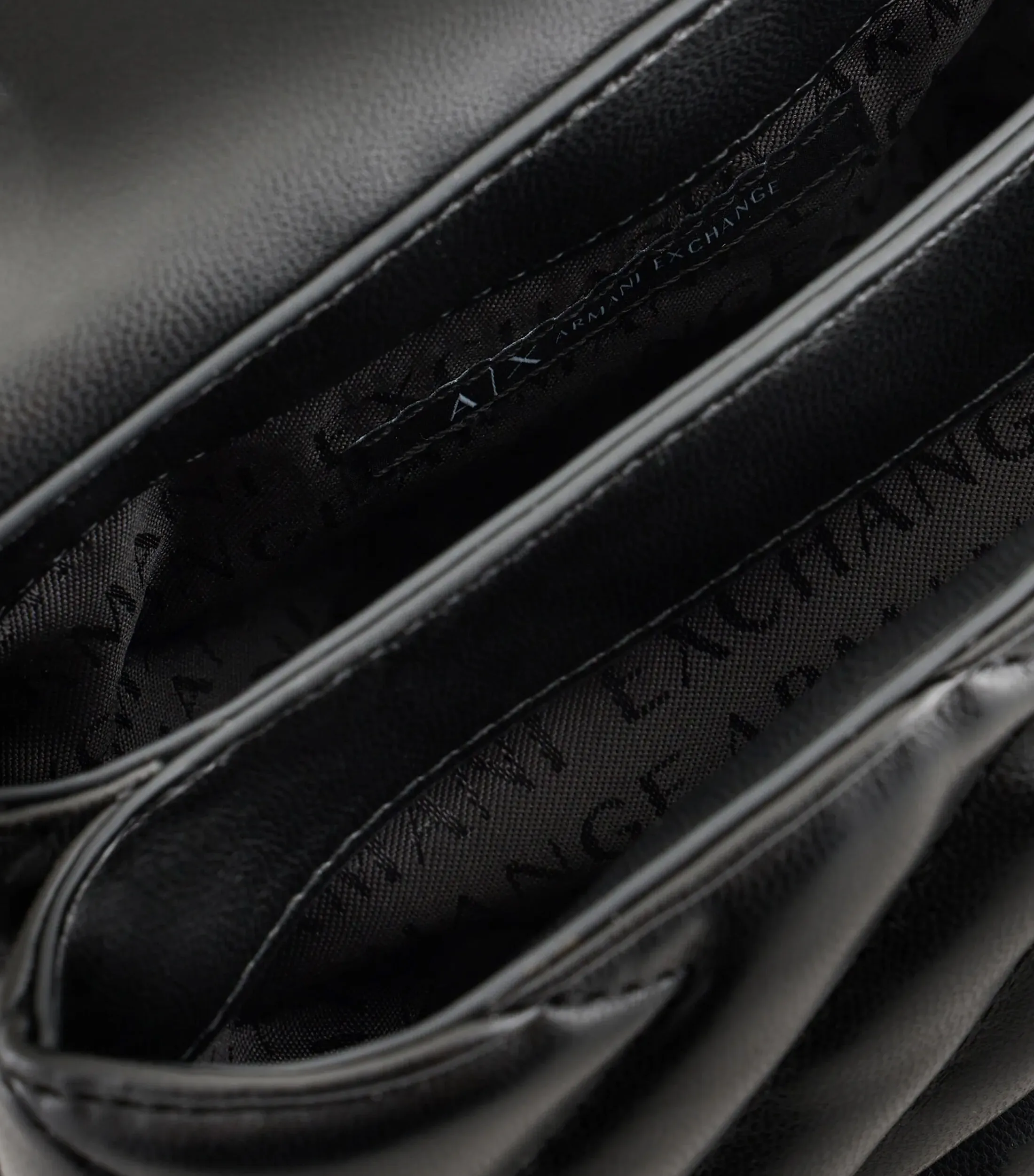 Armani Exchange Bolso Crossbody negro capitonado Mujer