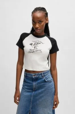 Camiseta regular fit de algodón con detalles en contraste e ilustración de temporada