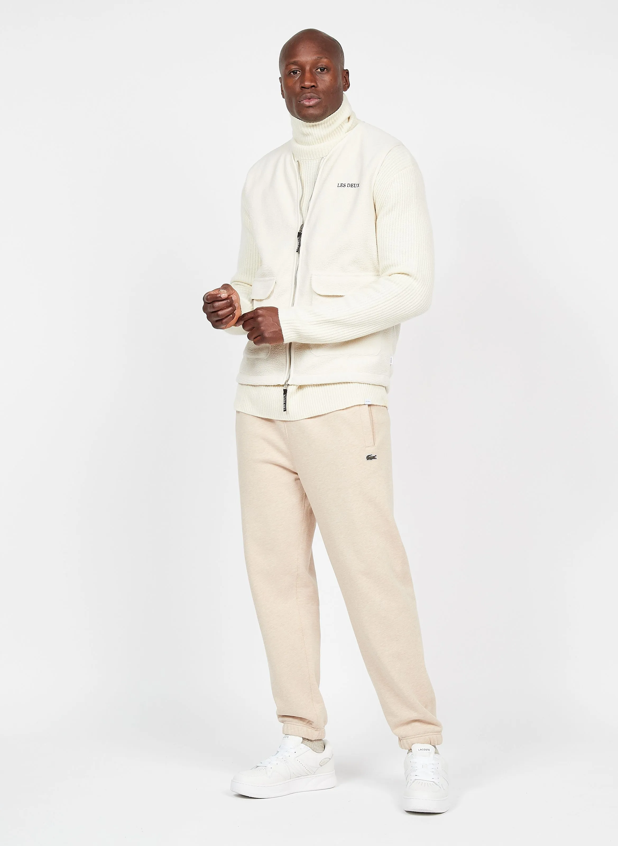 Chaqueta sin mangas con cuello de pico regular fit bordada en blanco