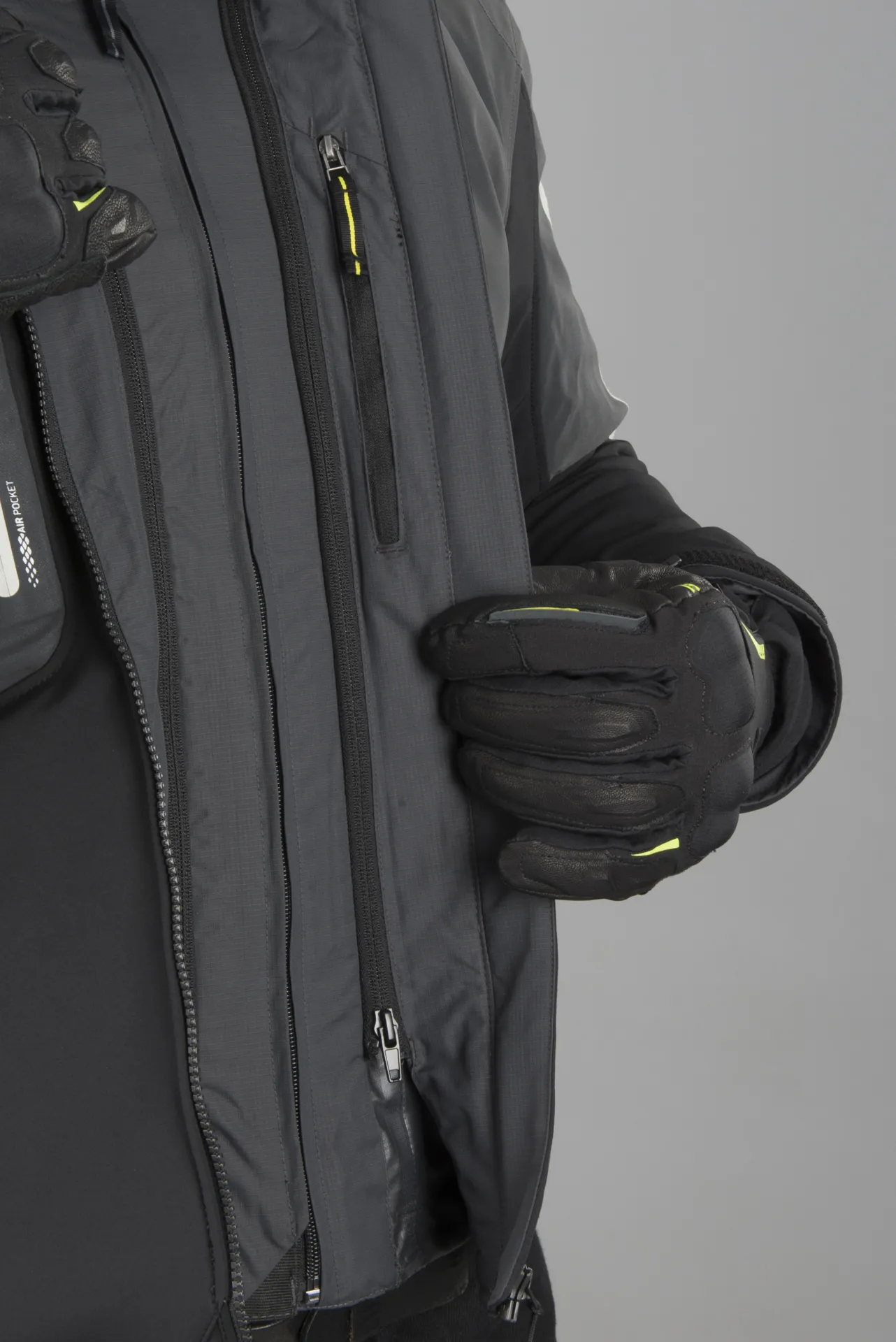 CHAQUETA SOFTSHELL DE MOTO MACNA AYTEE NIGHT EYE NEGROGRIS