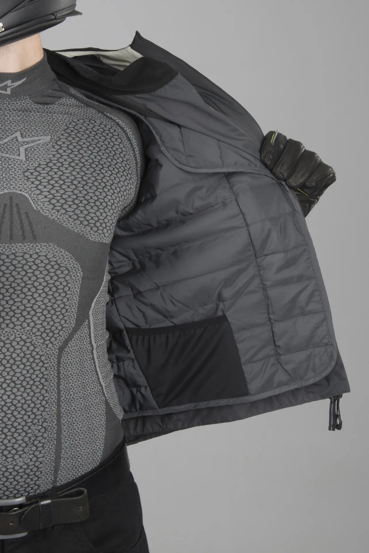 CHAQUETA SOFTSHELL DE MOTO MACNA AYTEE NIGHT EYE NEGROGRIS