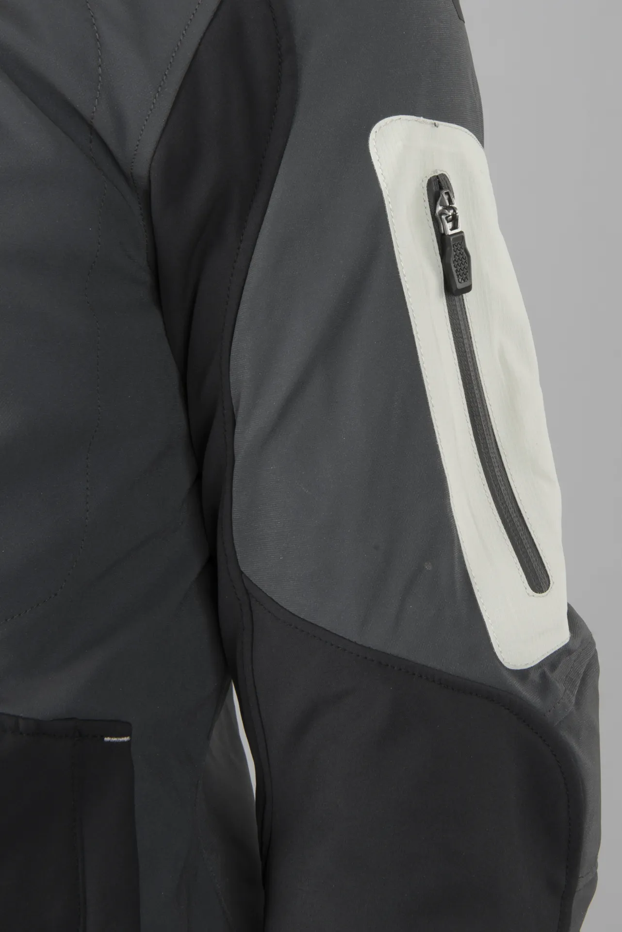 CHAQUETA SOFTSHELL DE MOTO MACNA AYTEE NIGHT EYE NEGROGRIS