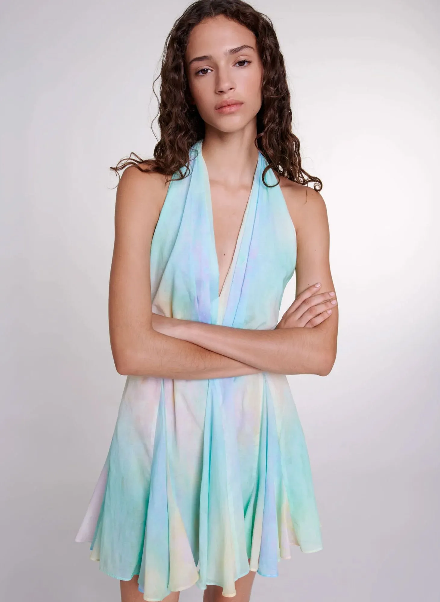 MAJE Vestido corto escote en V de algodón tie and dye en multicolor