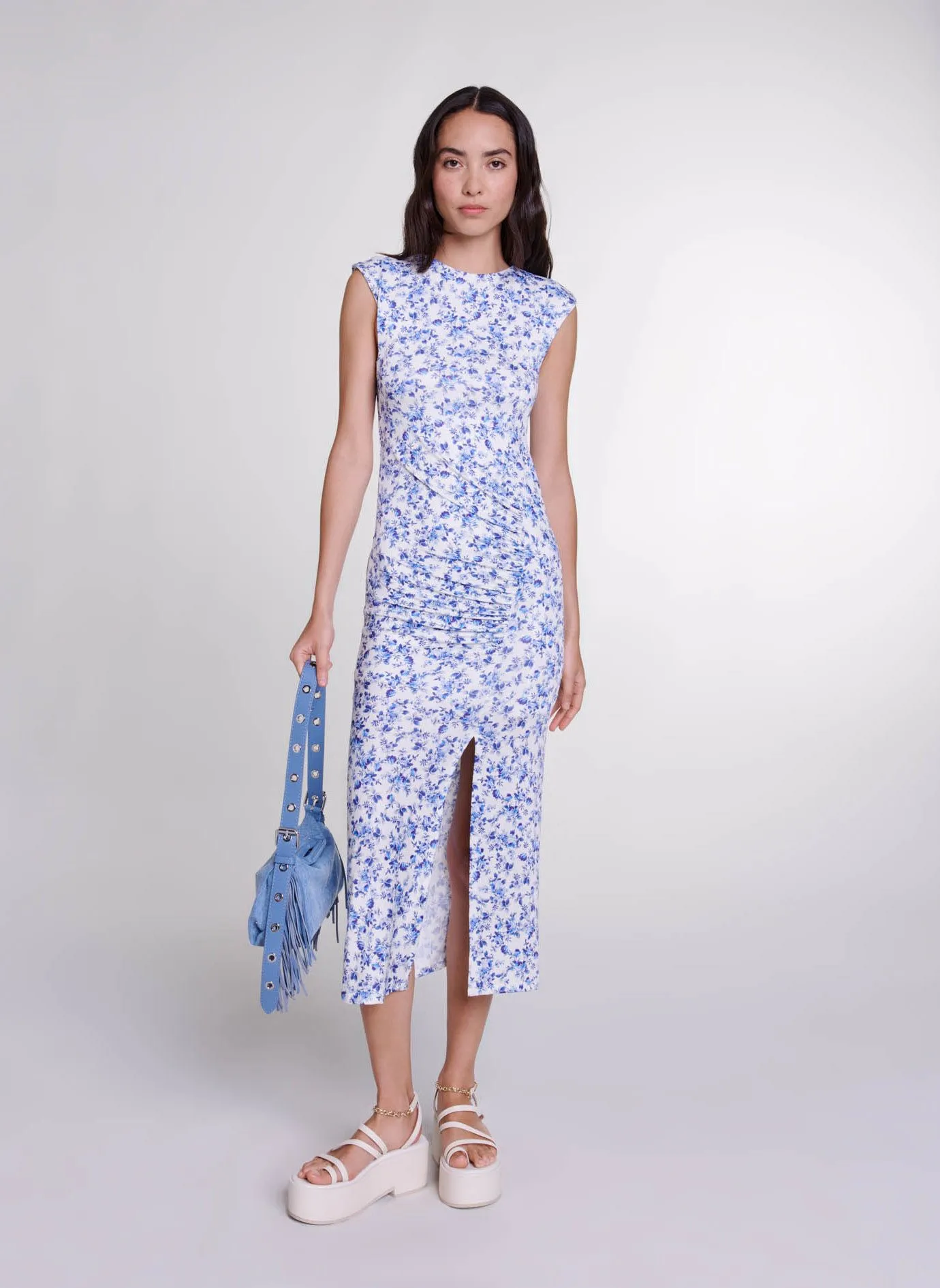 MAJE Vestido largo recto de cuello redondo con estampado de flores en azul