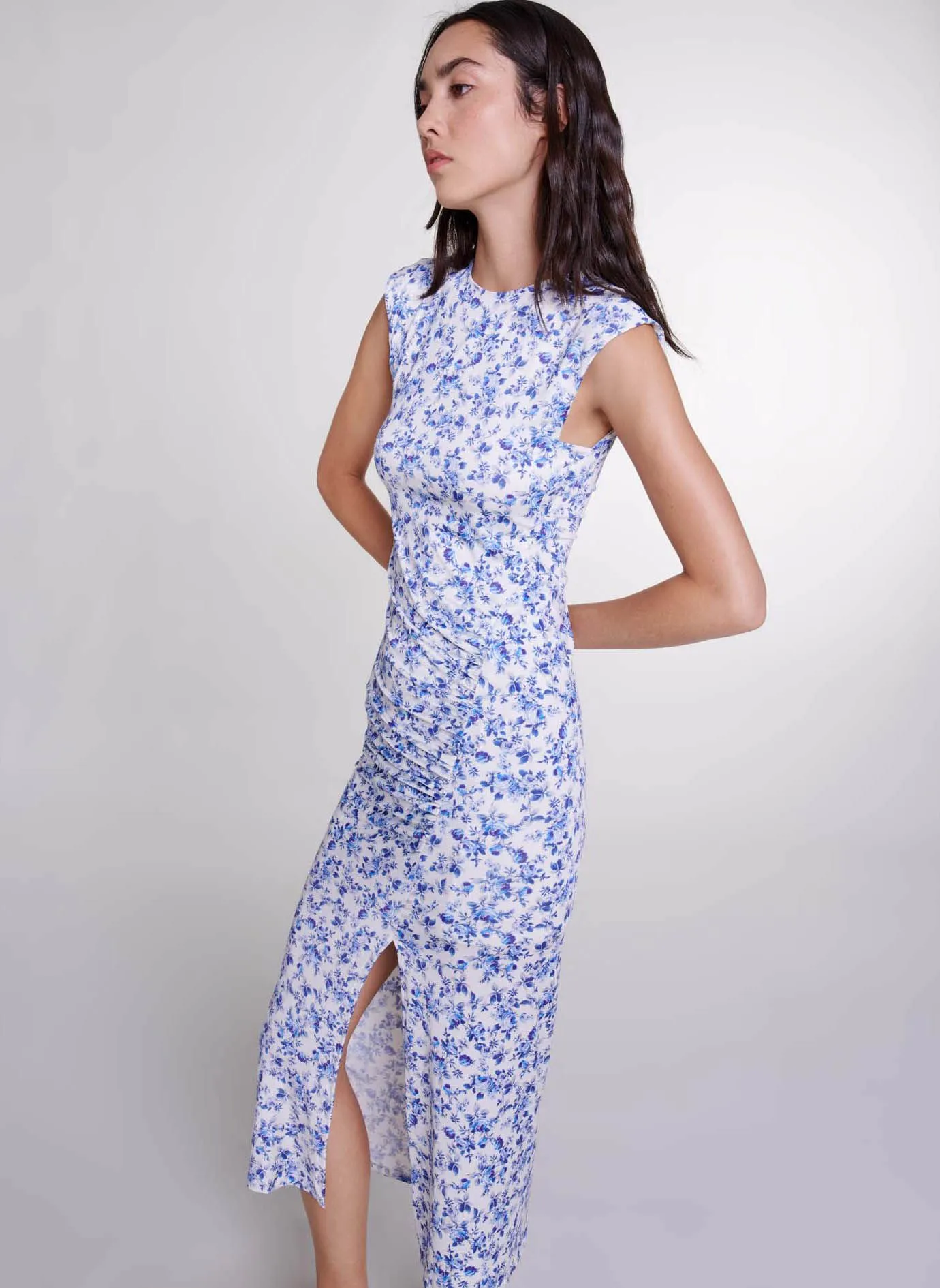 MAJE Vestido largo recto de cuello redondo con estampado de flores en azul