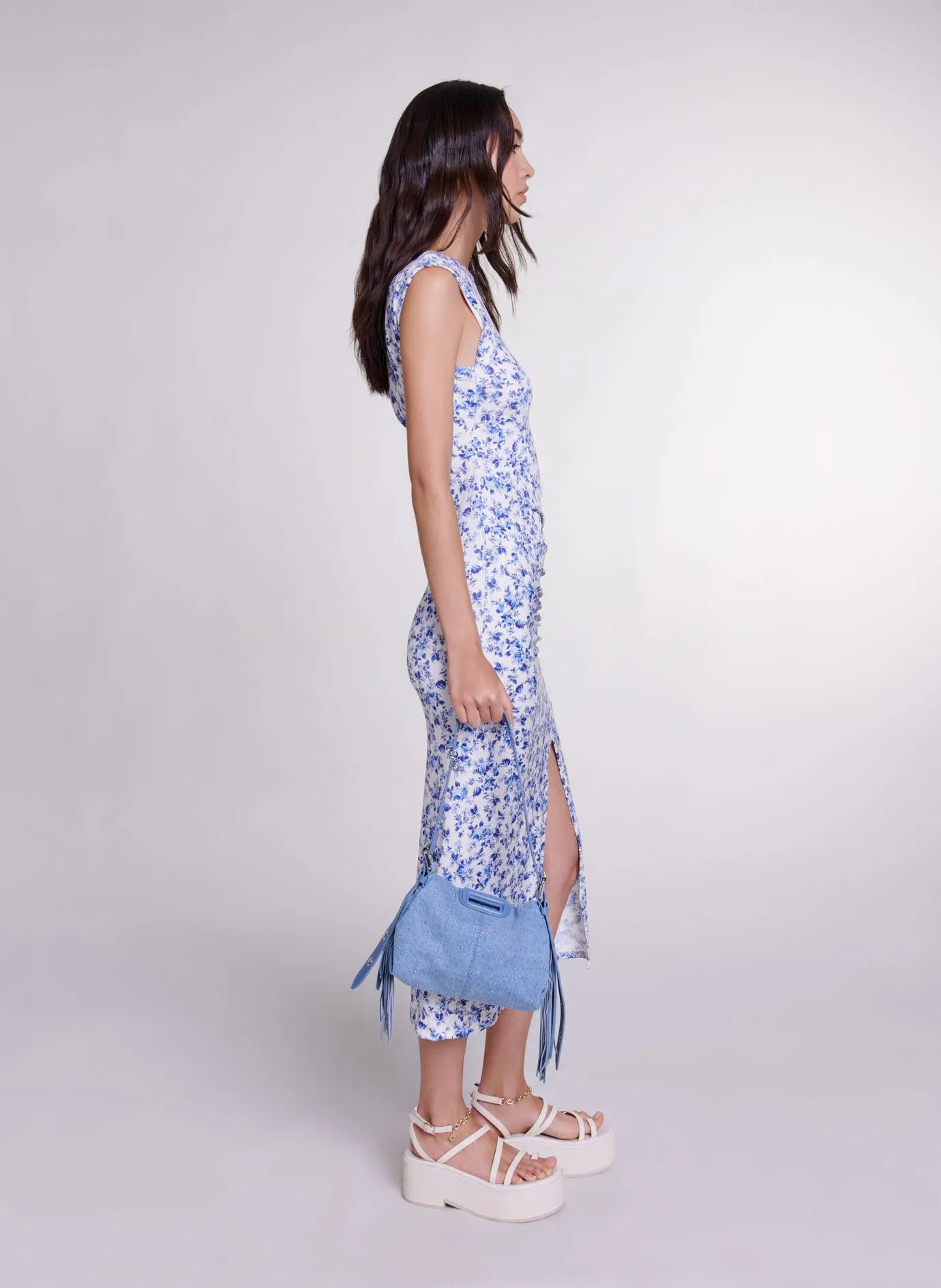 MAJE Vestido largo recto de cuello redondo con estampado de flores en azul
