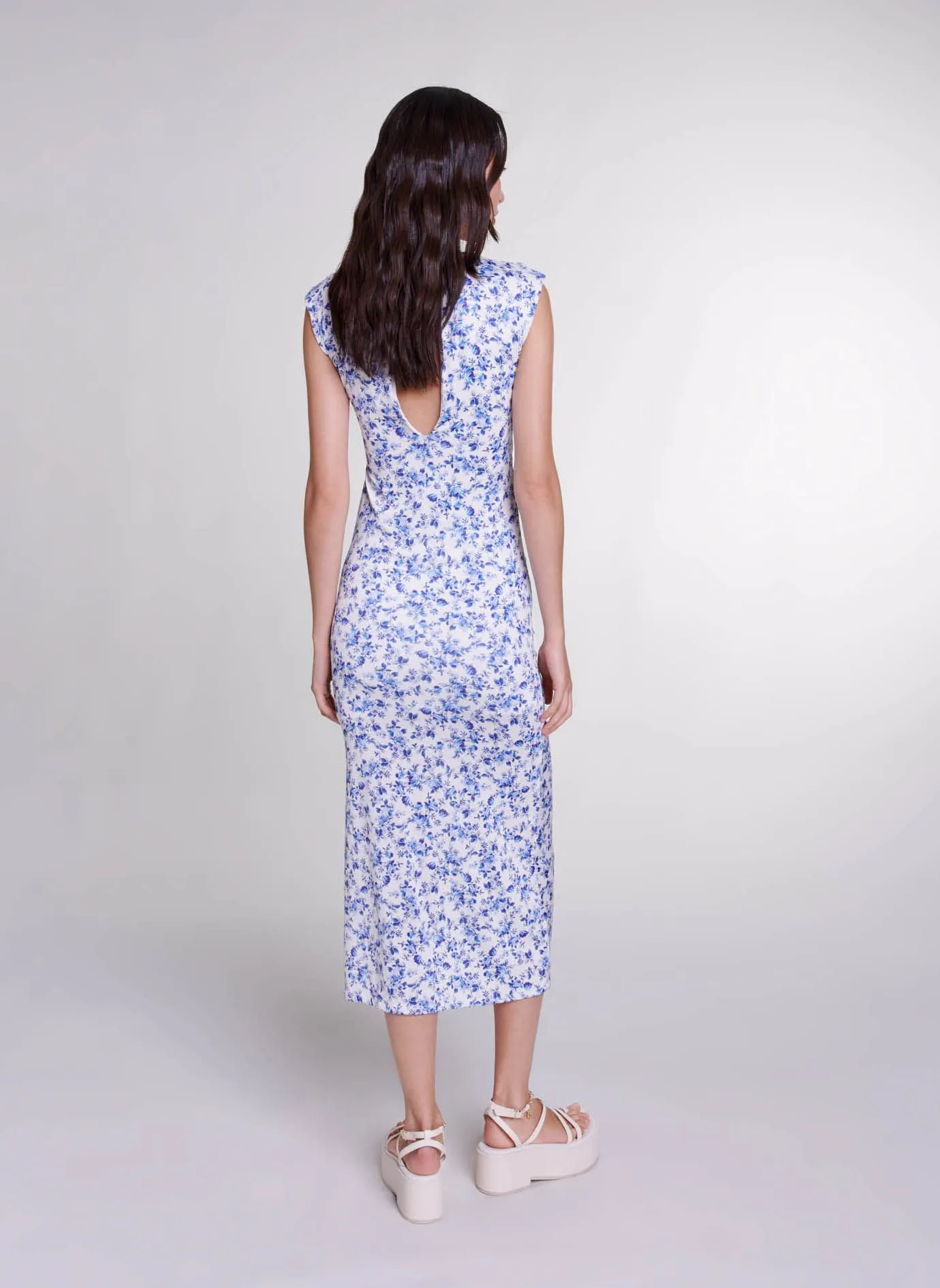 MAJE Vestido largo recto de cuello redondo con estampado de flores en azul