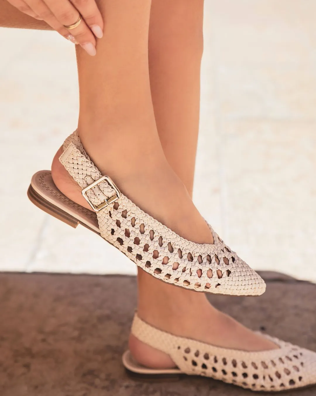 SANDALIA MUJER BEIGE DE TACóN BAJO  JULIANA