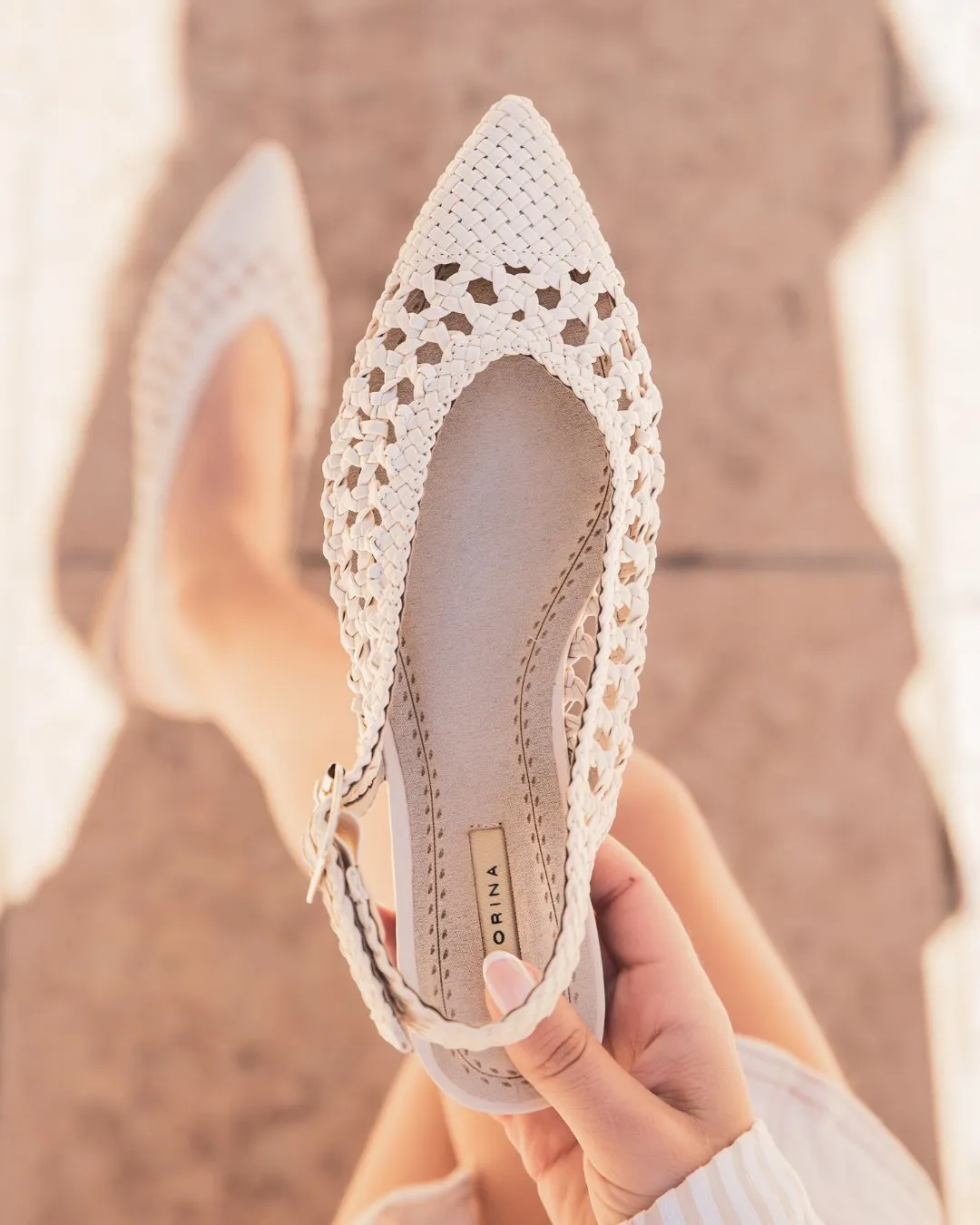 SANDALIA MUJER BEIGE DE TACóN BAJO  JULIANA