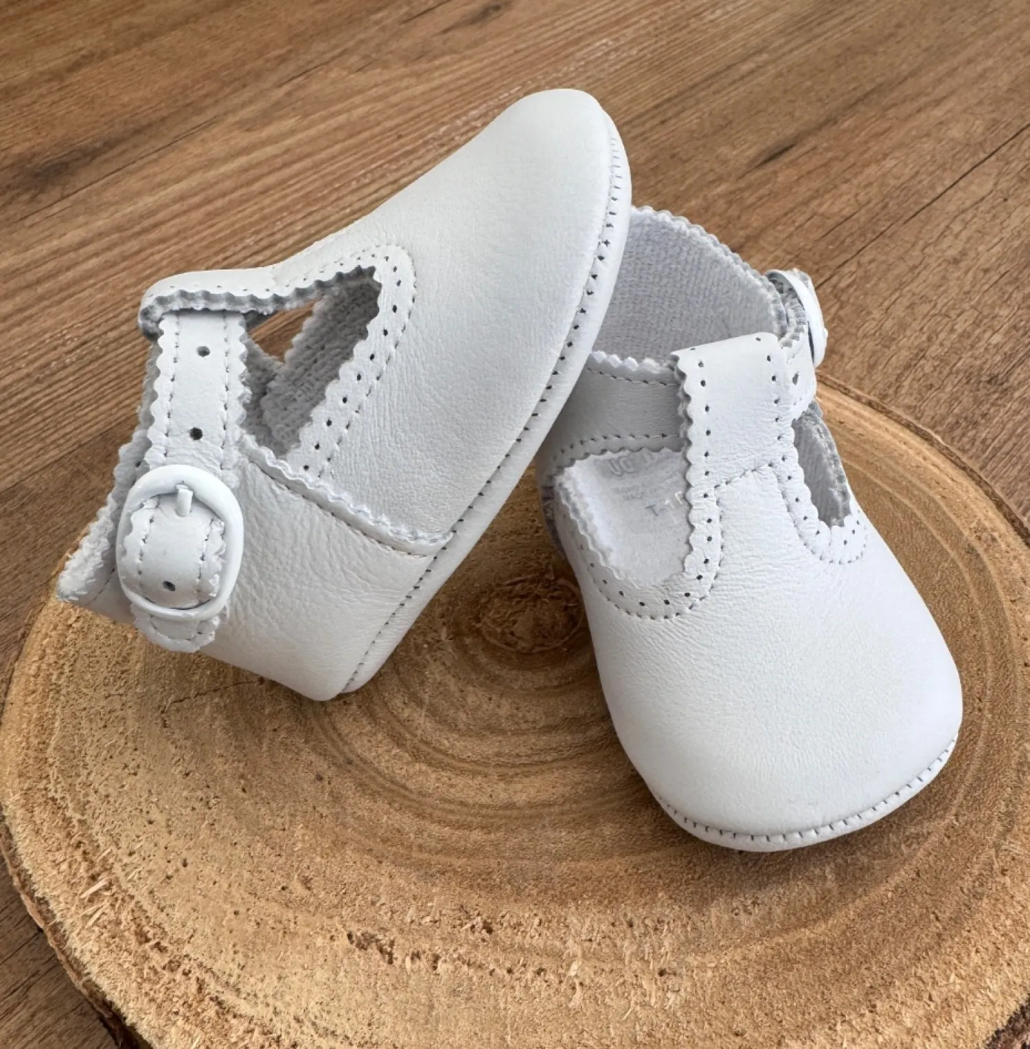 Sandalia para niño onditas, blanco o beige