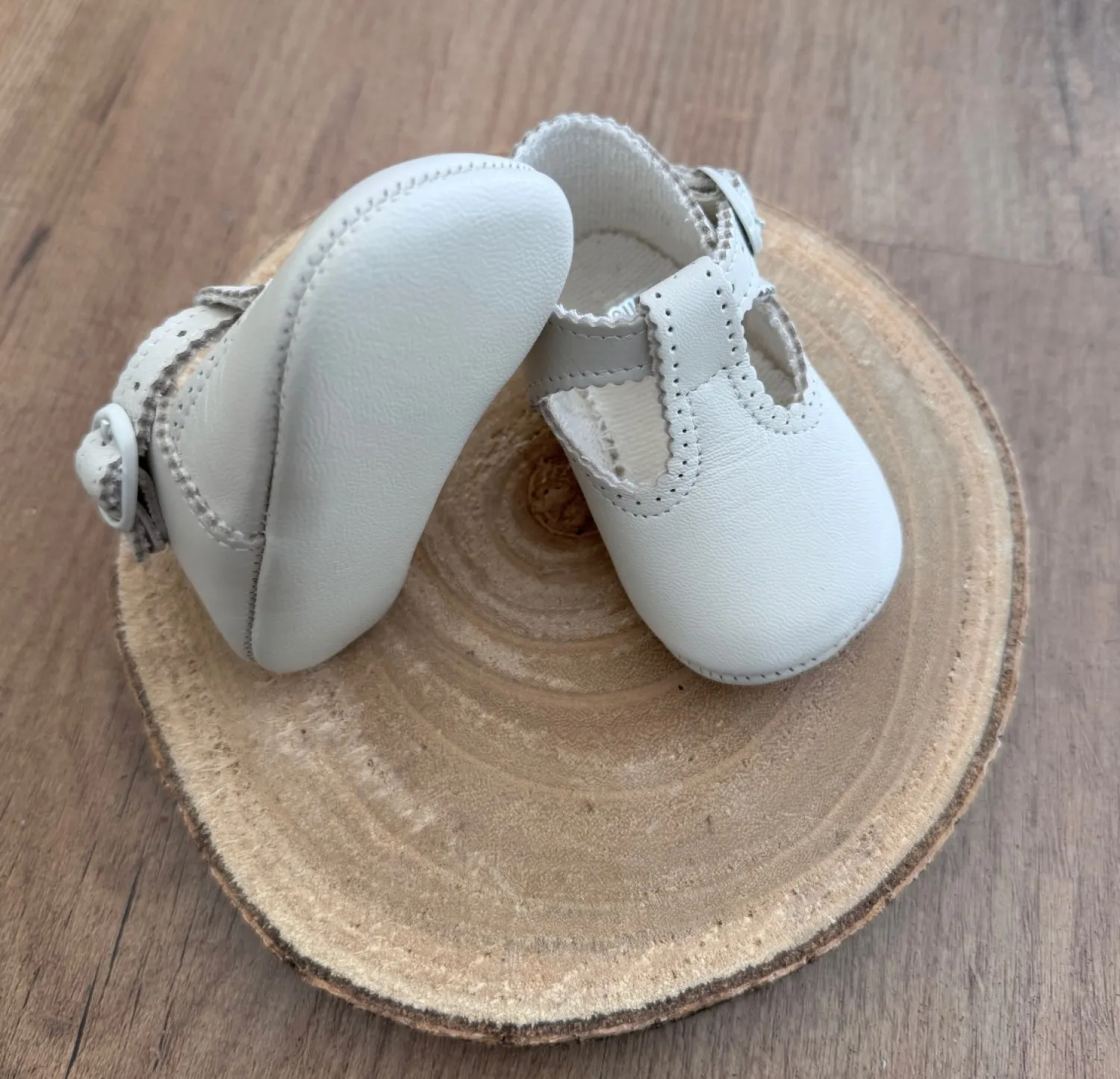 Sandalia para niño onditas, blanco o beige