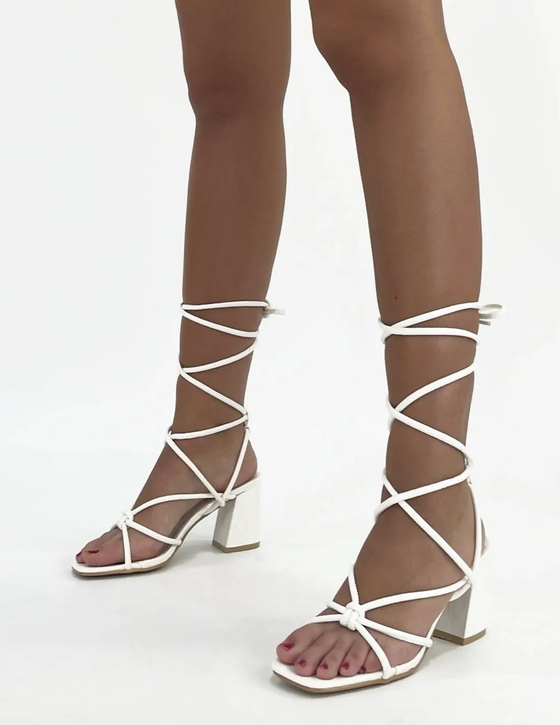 Sandalias blancas atadas