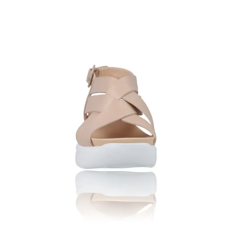 SANDALIAS PARA MUJER CALLAGHAN 29902 LLANA  ESTILO Y COMODIDAD