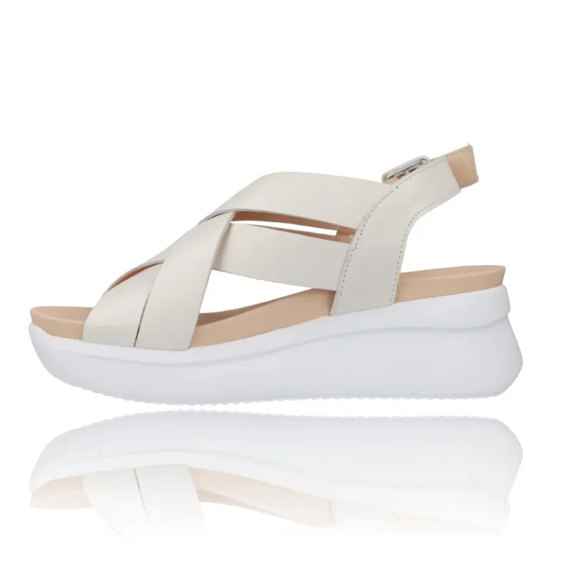 SANDALIAS PARA MUJER CALLAGHAN 29902 LLANA  ESTILO Y COMODIDAD