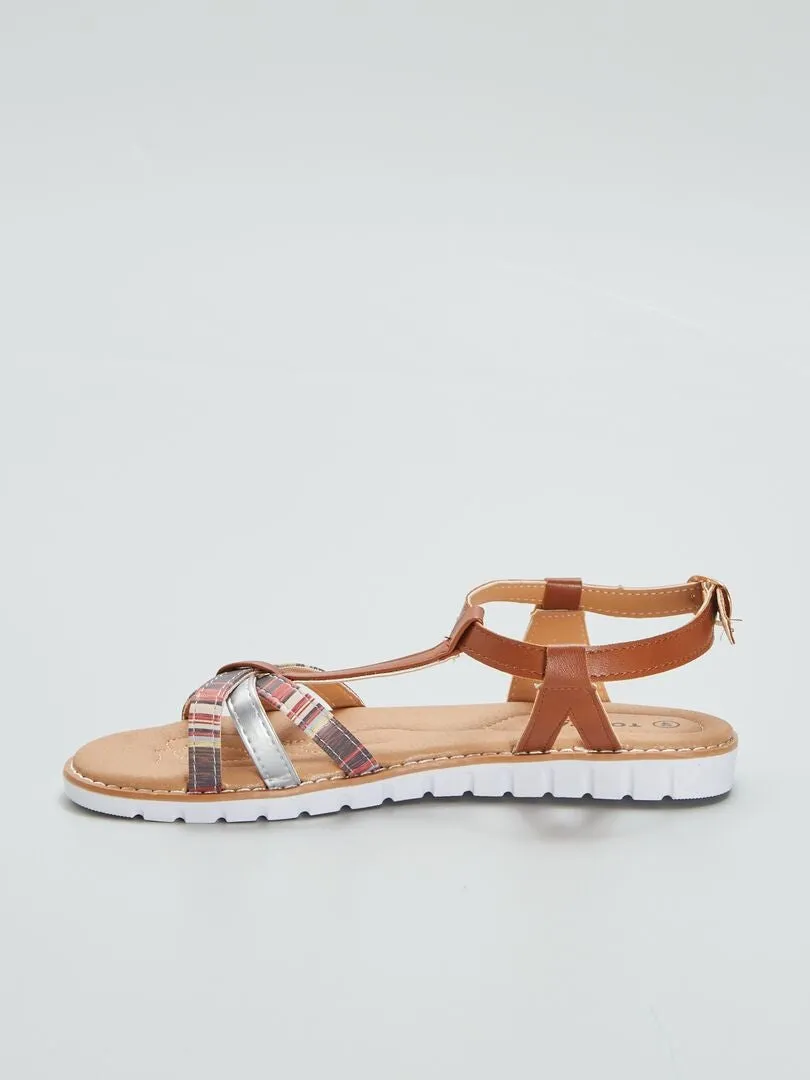 SANDALIAS PLANAS CON TIRAS TRENZADAS  MARRON