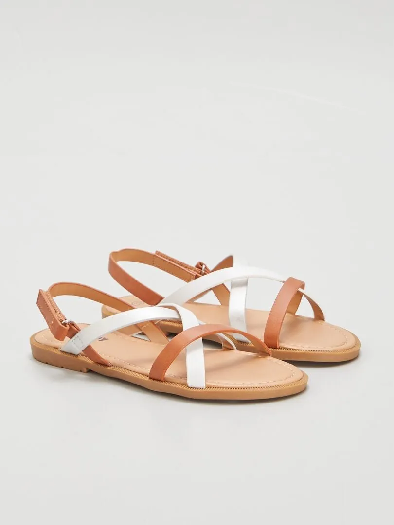 SANDALIAS PLANAS DE TIRAS  MARRON