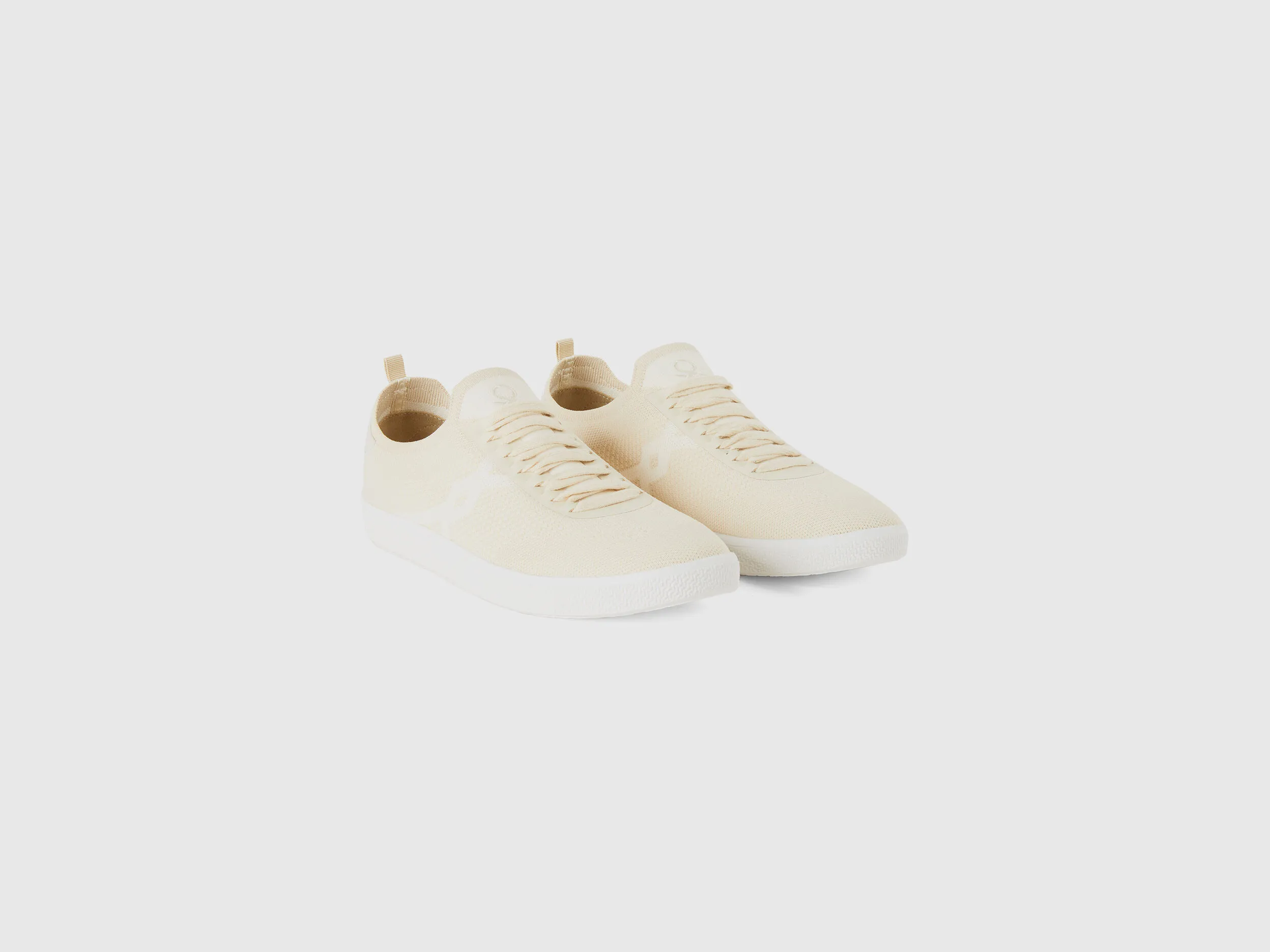 Zapatillas bajas blanco crema y beige